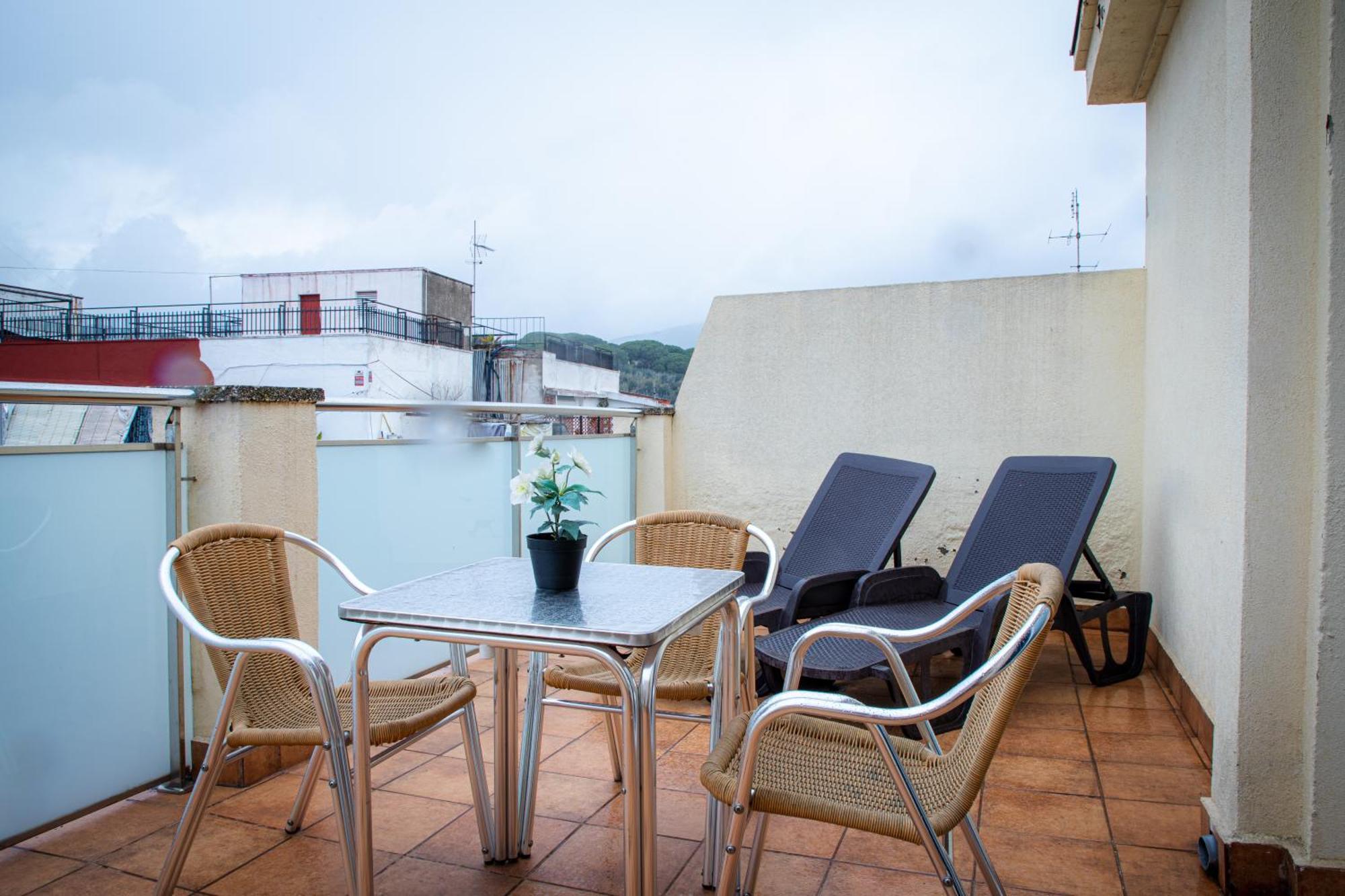 Apartamentos Comfort Calella Bagian luar foto