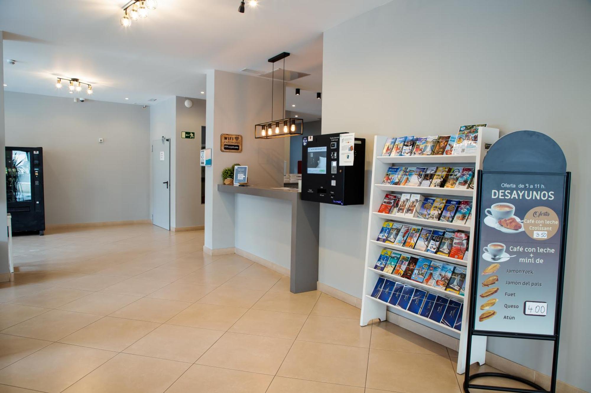 Apartamentos Comfort Calella Bagian luar foto