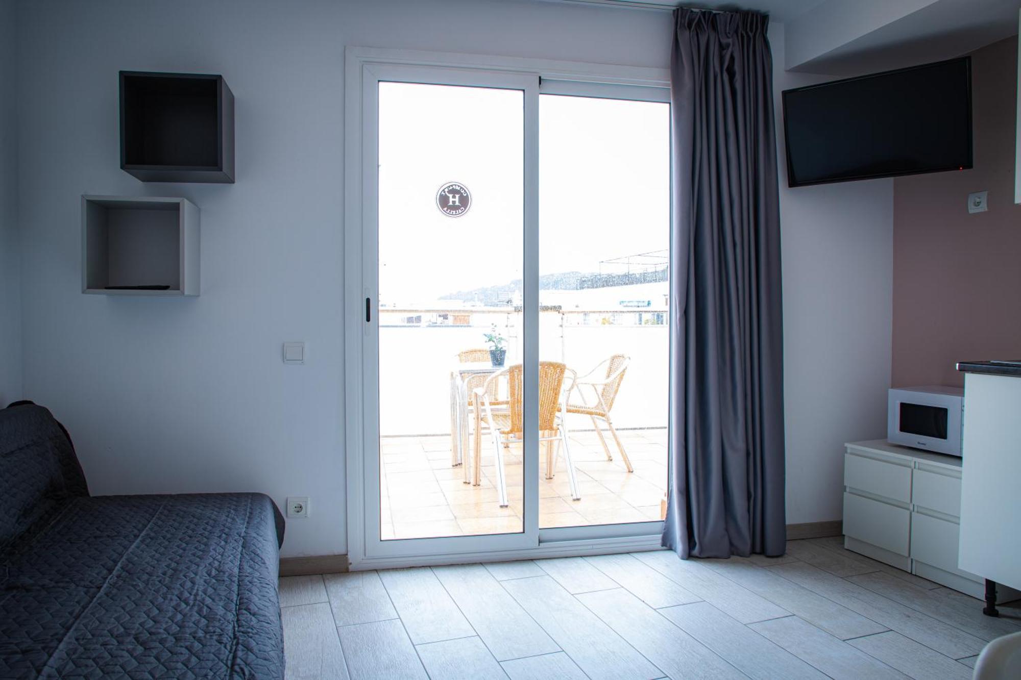 Apartamentos Comfort Calella Bagian luar foto