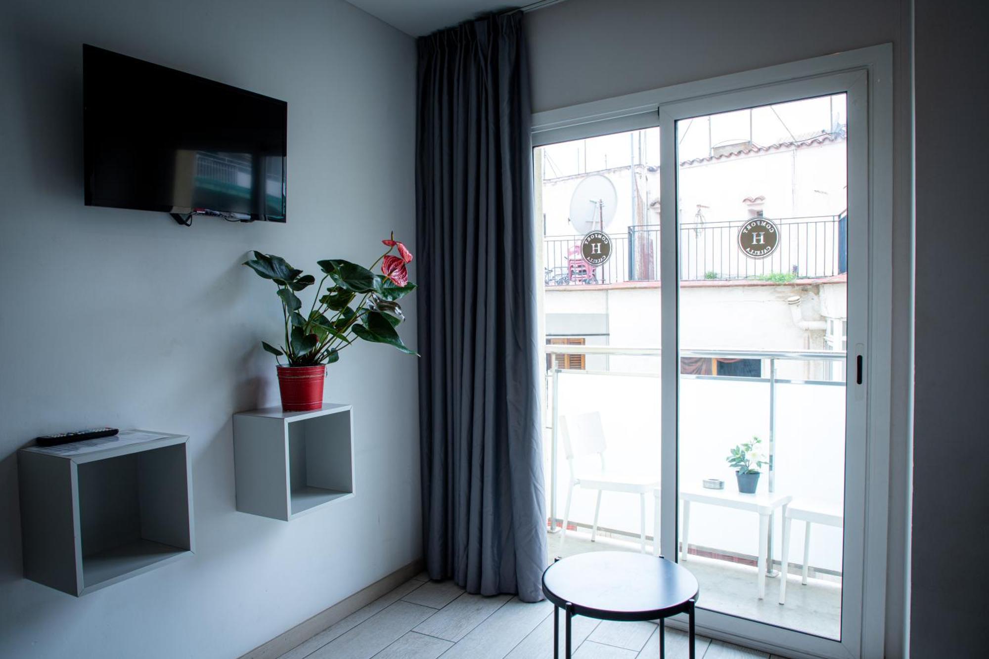Apartamentos Comfort Calella Bagian luar foto