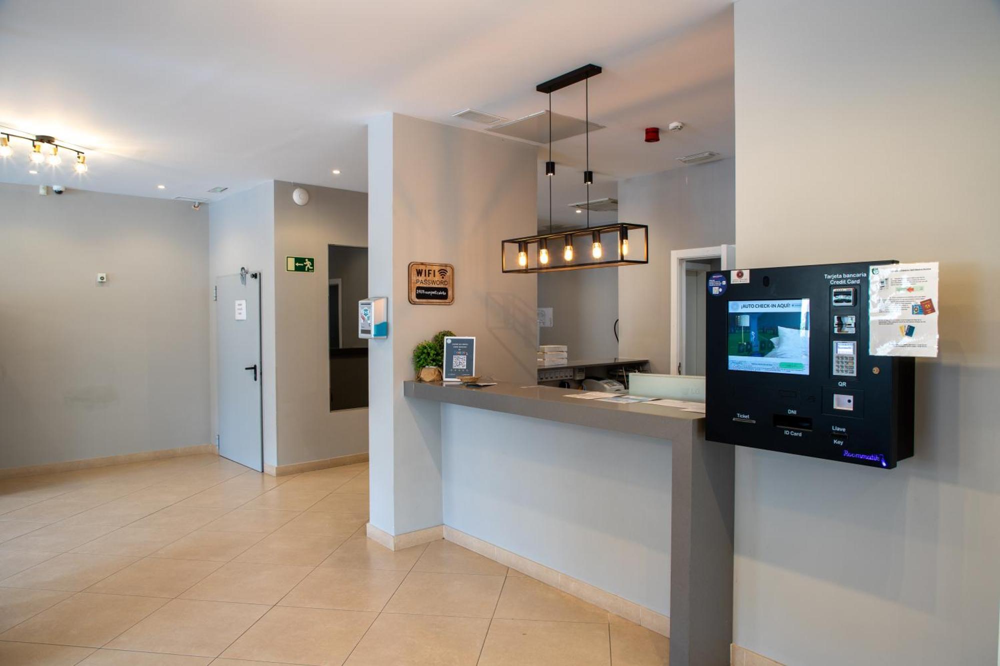 Apartamentos Comfort Calella Bagian luar foto