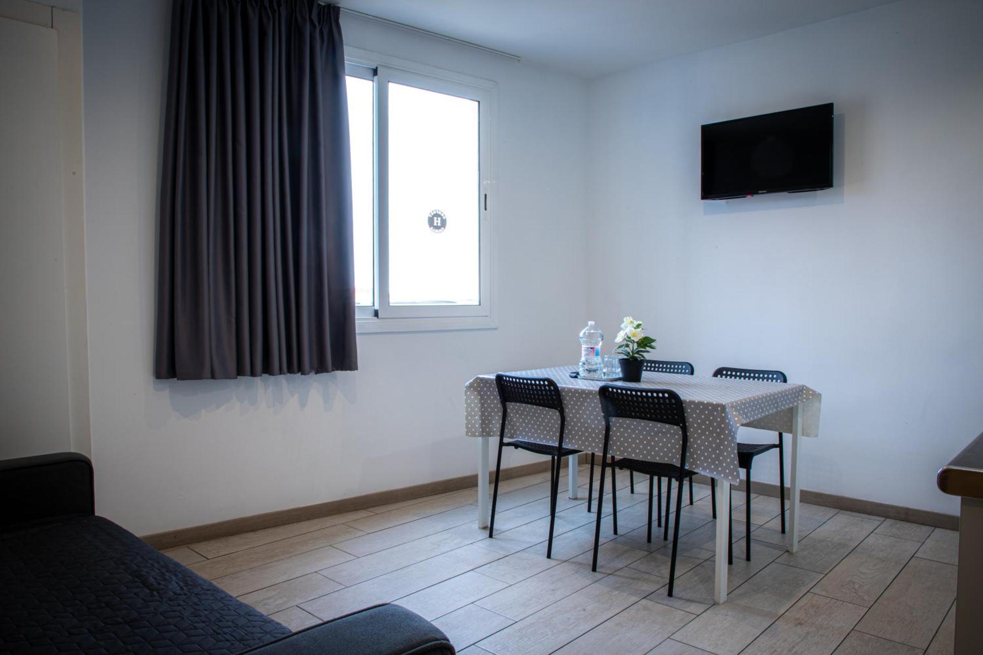 Apartamentos Comfort Calella Bagian luar foto