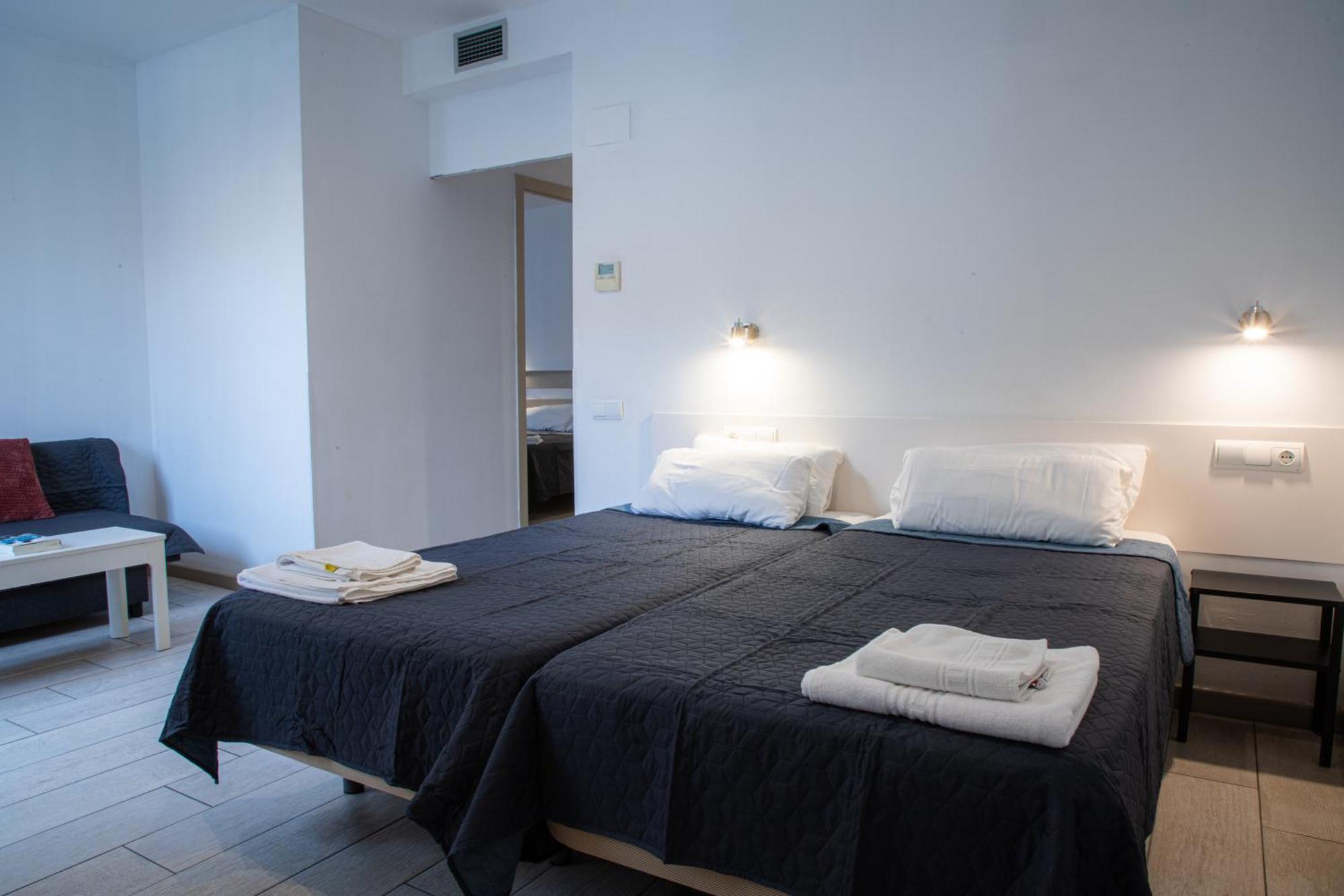 Apartamentos Comfort Calella Bagian luar foto