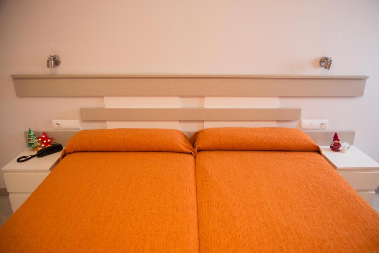 Apartamentos Comfort Calella Bagian luar foto
